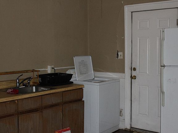 4th image of 45 Silver Street Expy #3