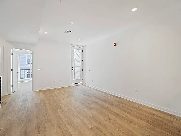 2327 Frankford Ave — Photo 3