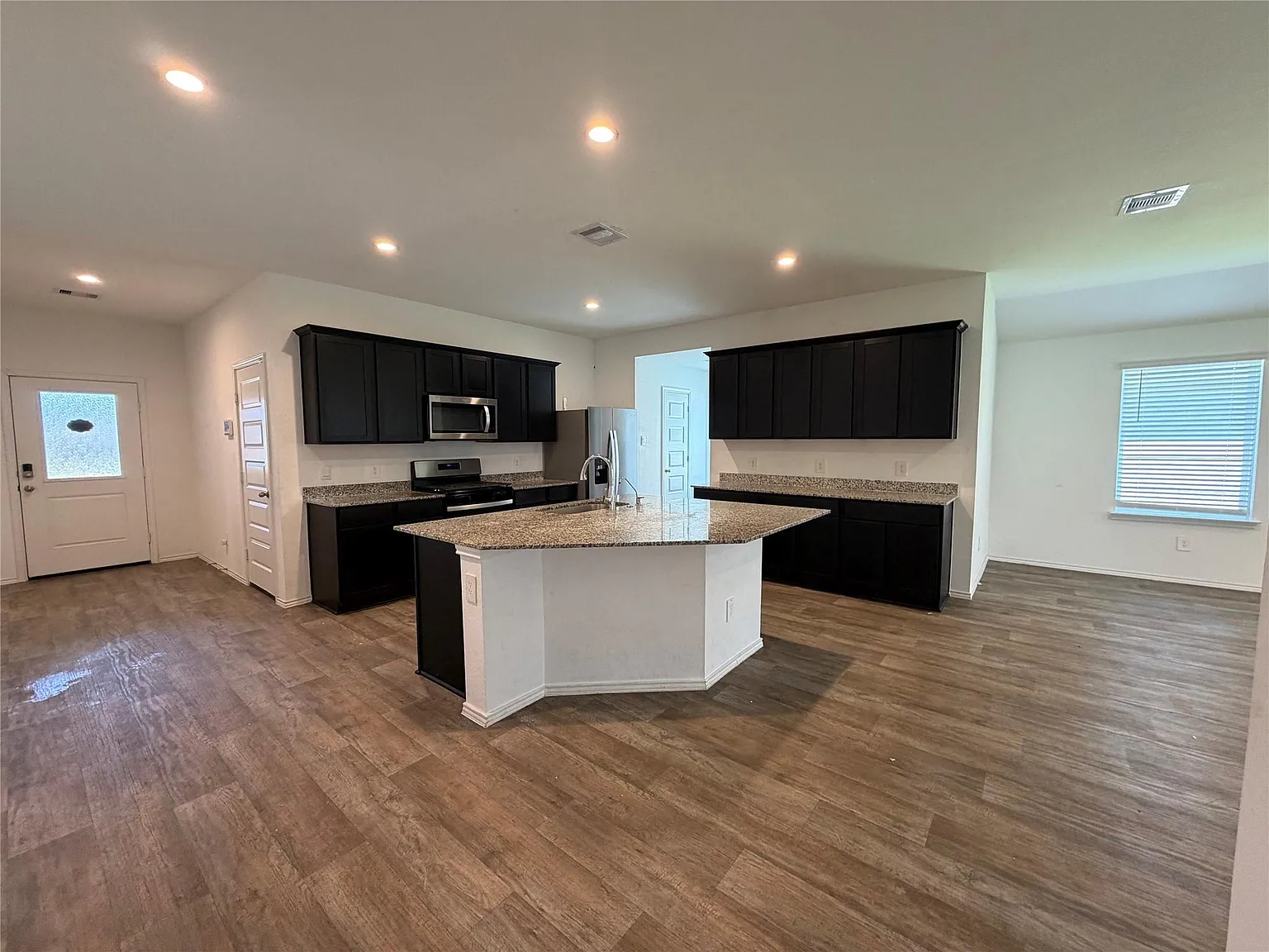 4 bed, 2.0 bath, 2061 sqft, $2,300 — Photo 4