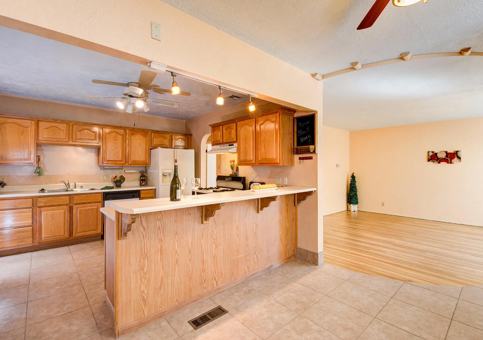 Uptown 3 Bedroom 2 Bath With Garage — Photo 4