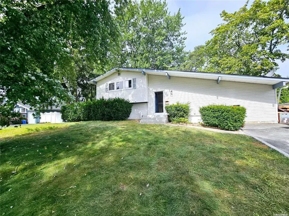 120 W Court Drive, Centereach, NY 11720