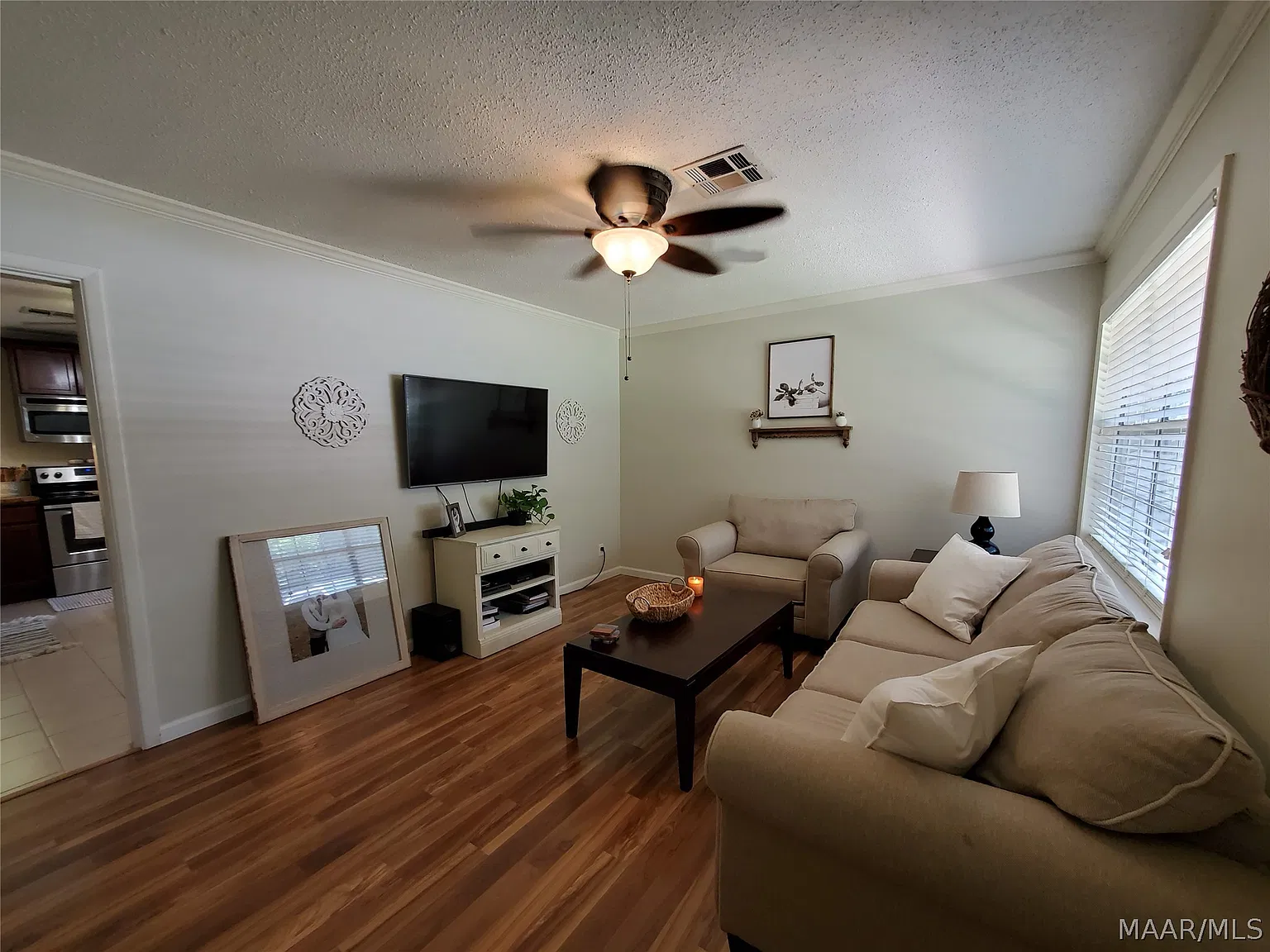 3 bed, 2.0 bath, 1232 sqft, $1,400 — Photo 2