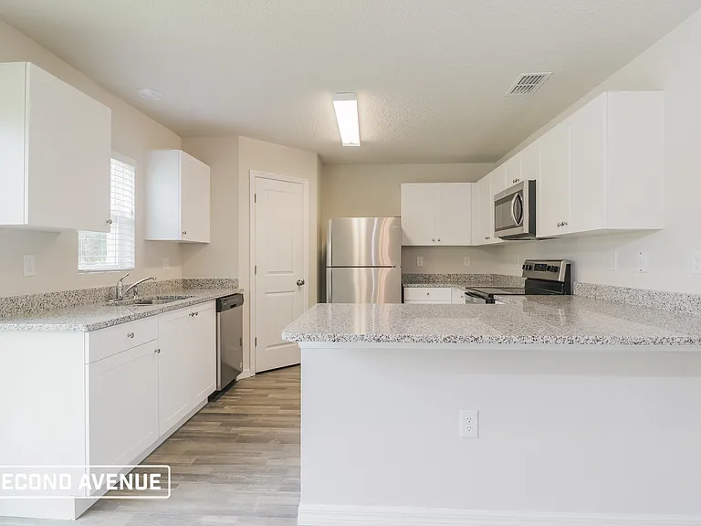 6690 N Roland Dr — Photo 2