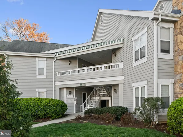 13081 Autumn Woods Way APT 102, Fairfax, VA 22033