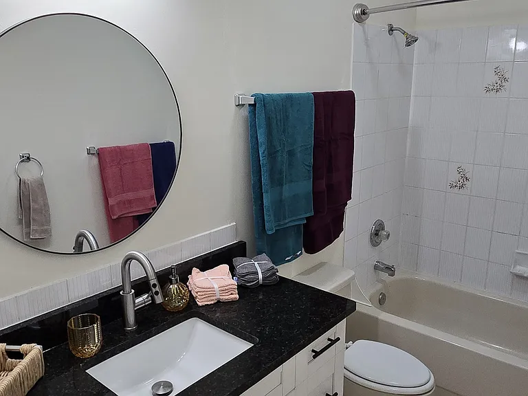176 N Roscoe Blvd — Photo 13