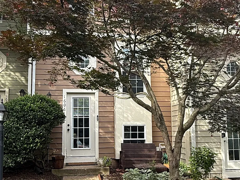 1606 Fieldthorn Dr — Photo 2