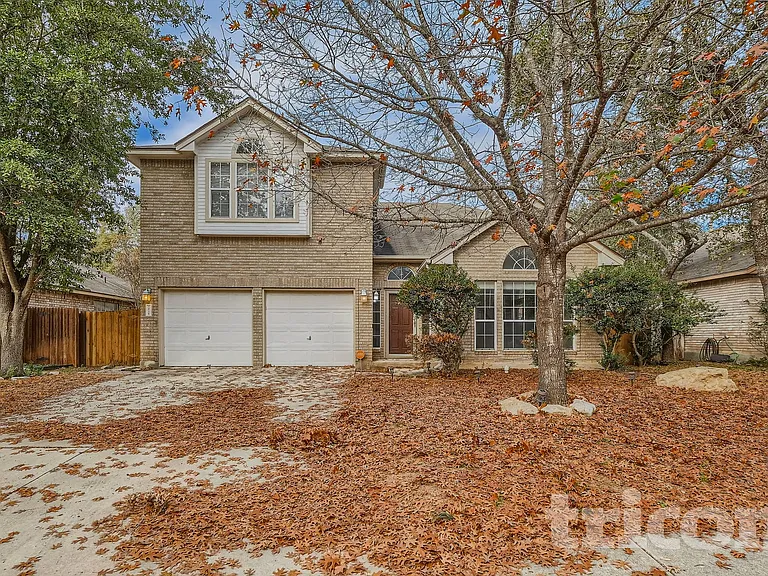 1215 Farnsworth Dr — Photo 2