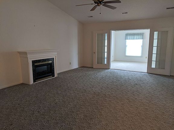 2nd image of 950 Oakbrook Dr