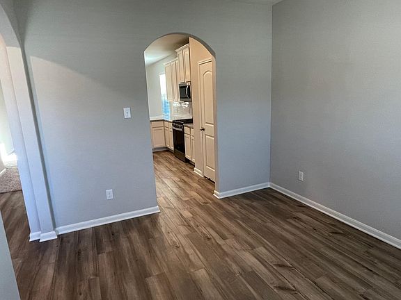 4th image of 413 Zimmet Dr