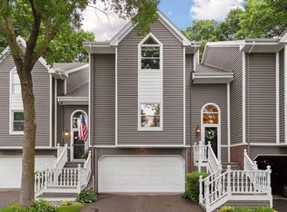 133 Edgewood Ct, Wayzata, MN 55391