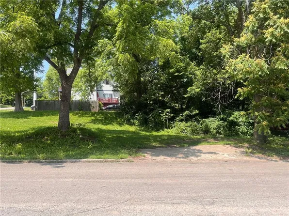 2105 N 10th St, Kansas City, KS 66104