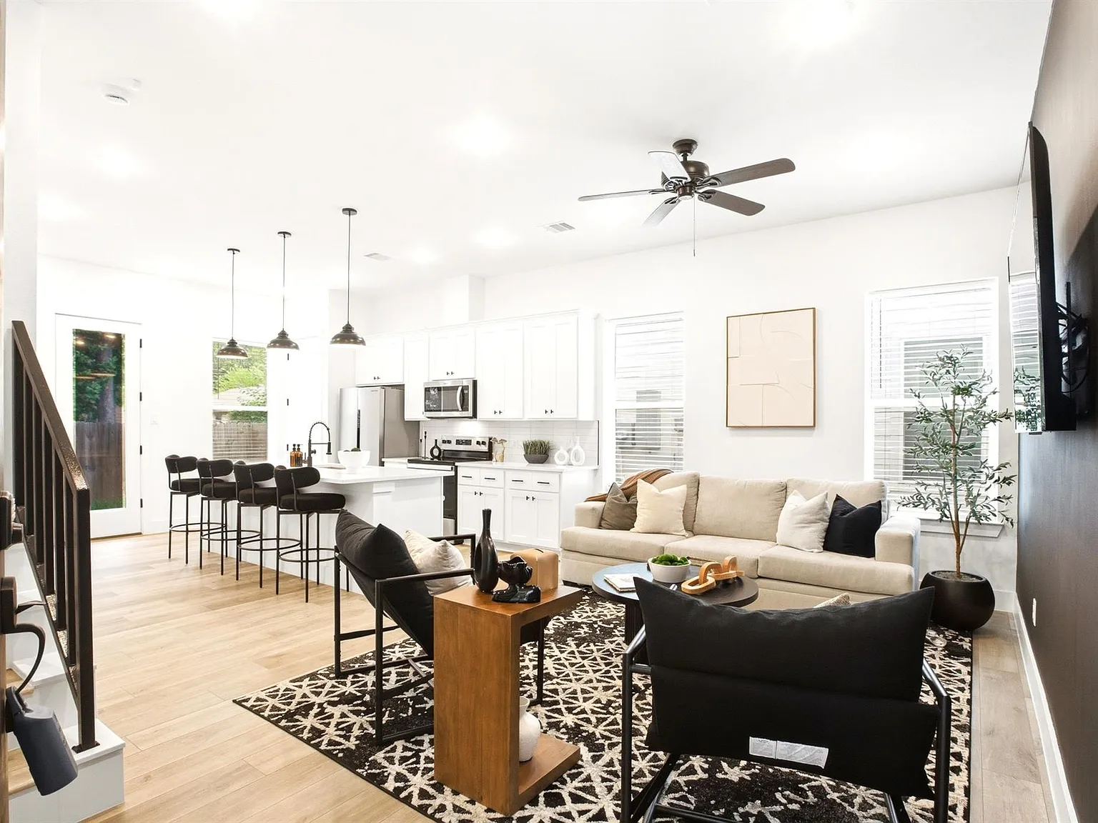 2 bed, 2.5 bath, 2180 sqft, $1,900 — Photo 4