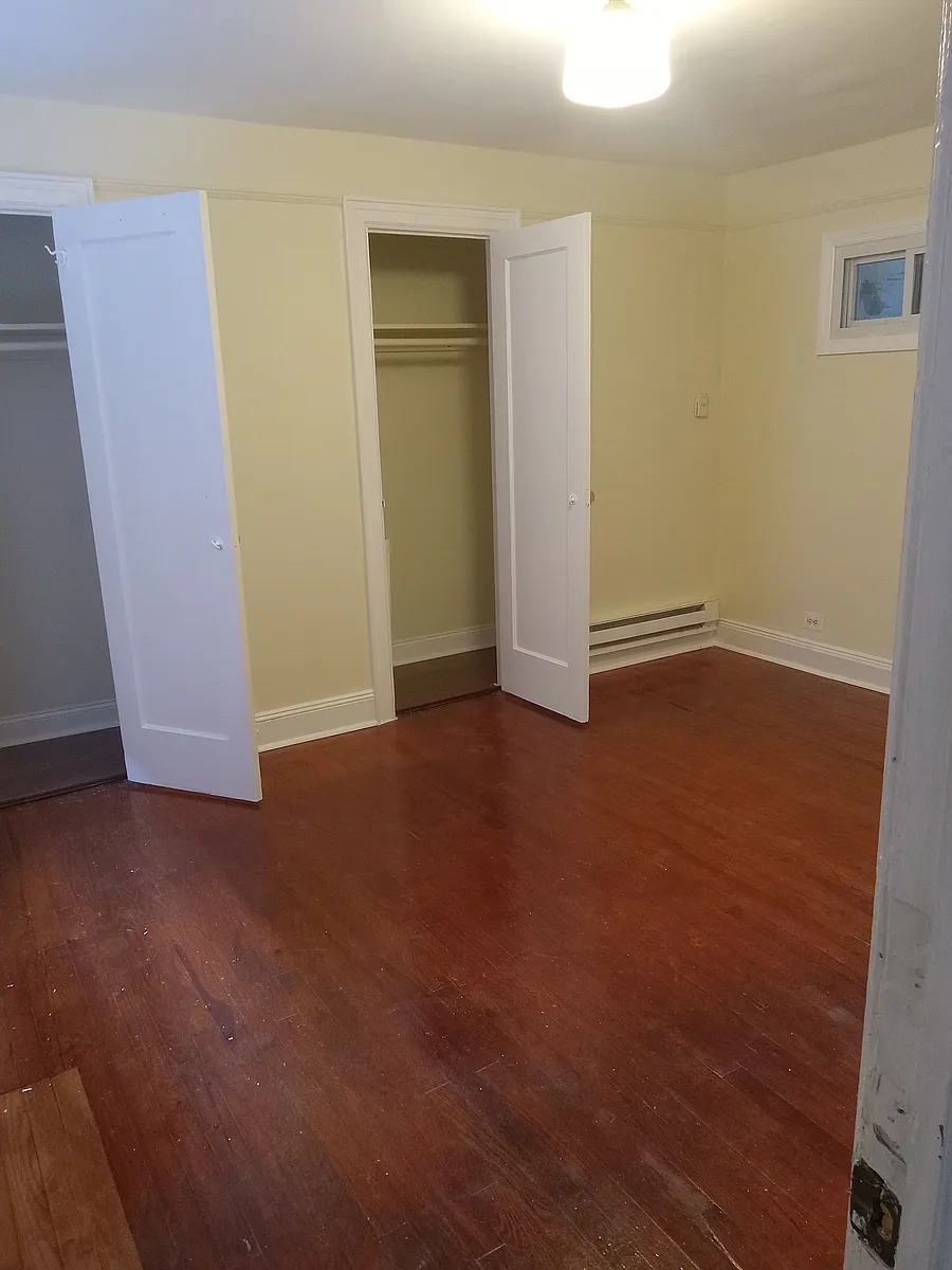 Master bedroom with 2 closets - 4216 Barnes Ave #1