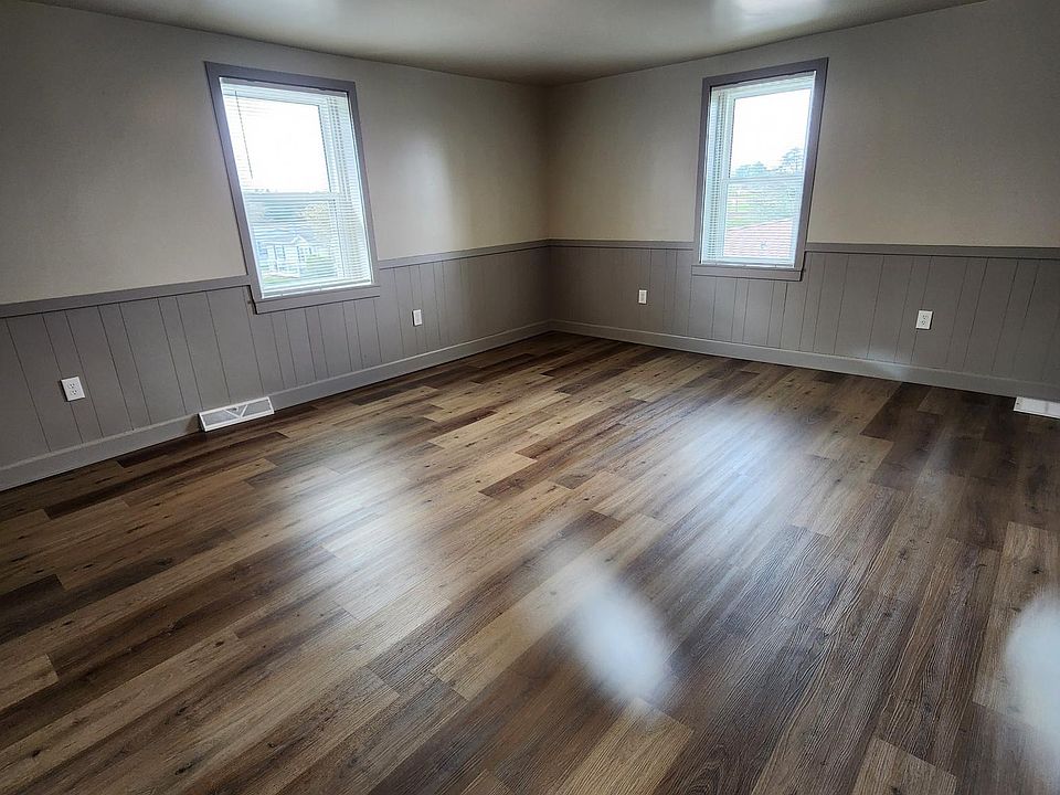 Living Room 13'11" X 16'9"