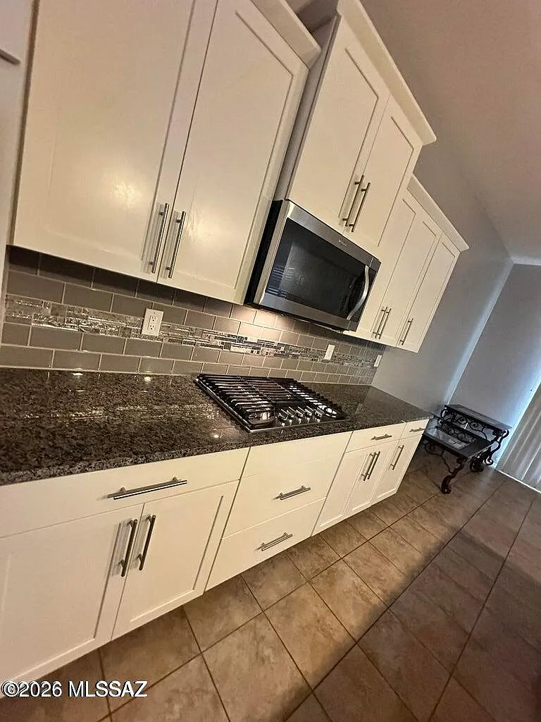4 bed, 2.5 bath, 2184 sqft, $2,250 — Photo 2