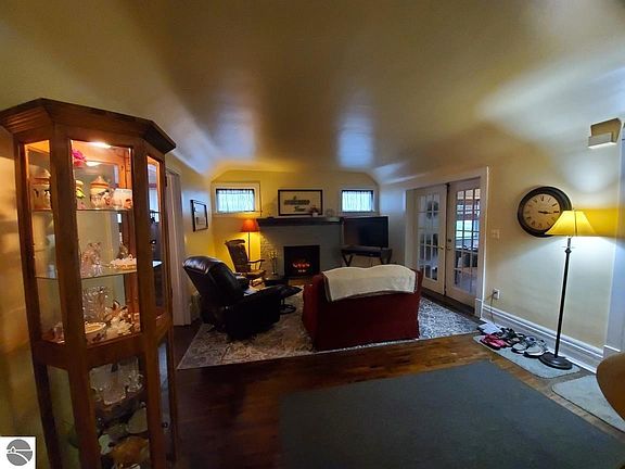 3rd image of 452 E Chapin St
