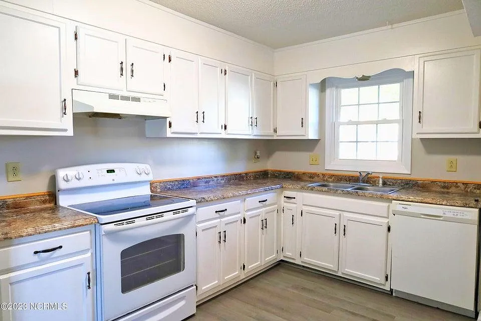 108 King George Court - 108 — Photo 2