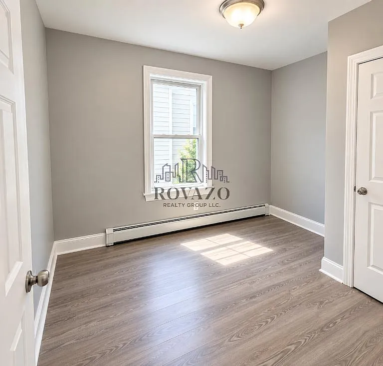 3 bed, 1.0 bath, 800 sqft, $1,950 — Photo 4