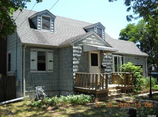 260 N 8th St, Lindenhurst, NY 11757