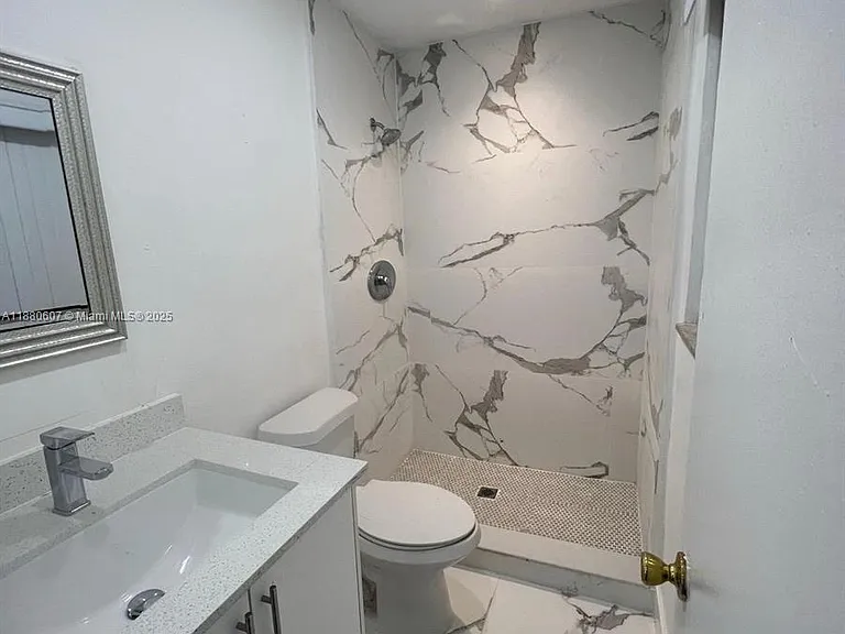 222 SW 8th St #C — Photo 3