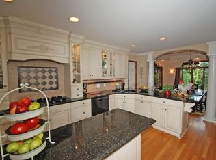 17 Deerpond Ct, Flemington, NJ 08822