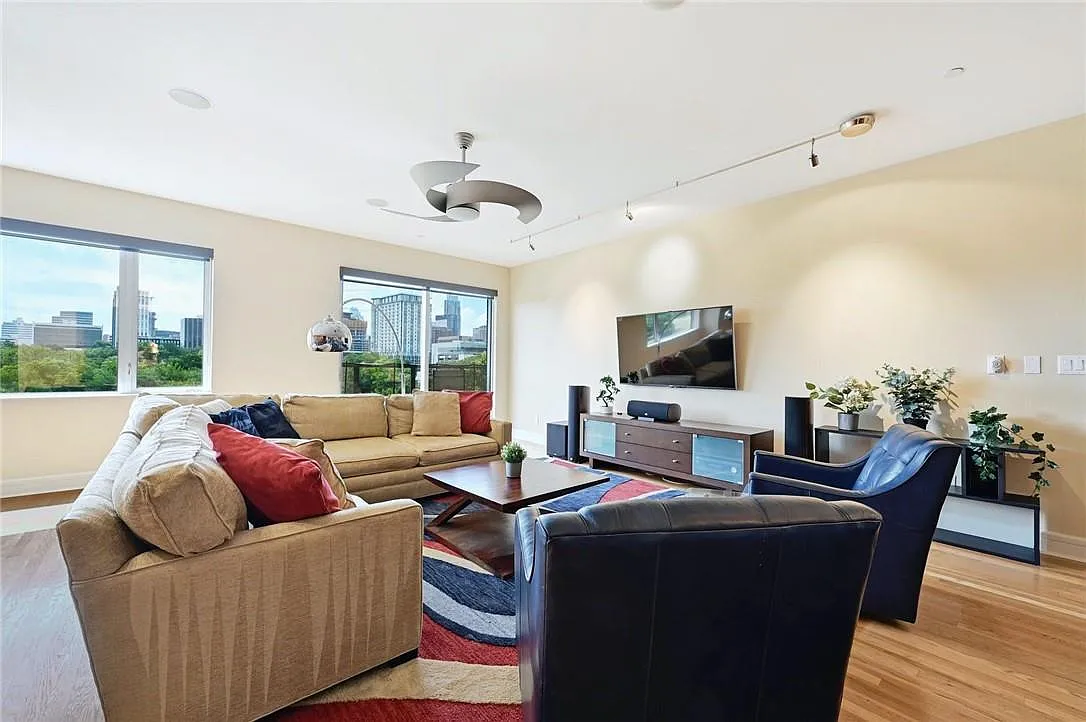 2 bed, 2.5 bath, 2487 sqft, $11,500 — Photo 3