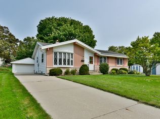 W180N8508 Pineview Ct, Menomonee Falls, WI 53051