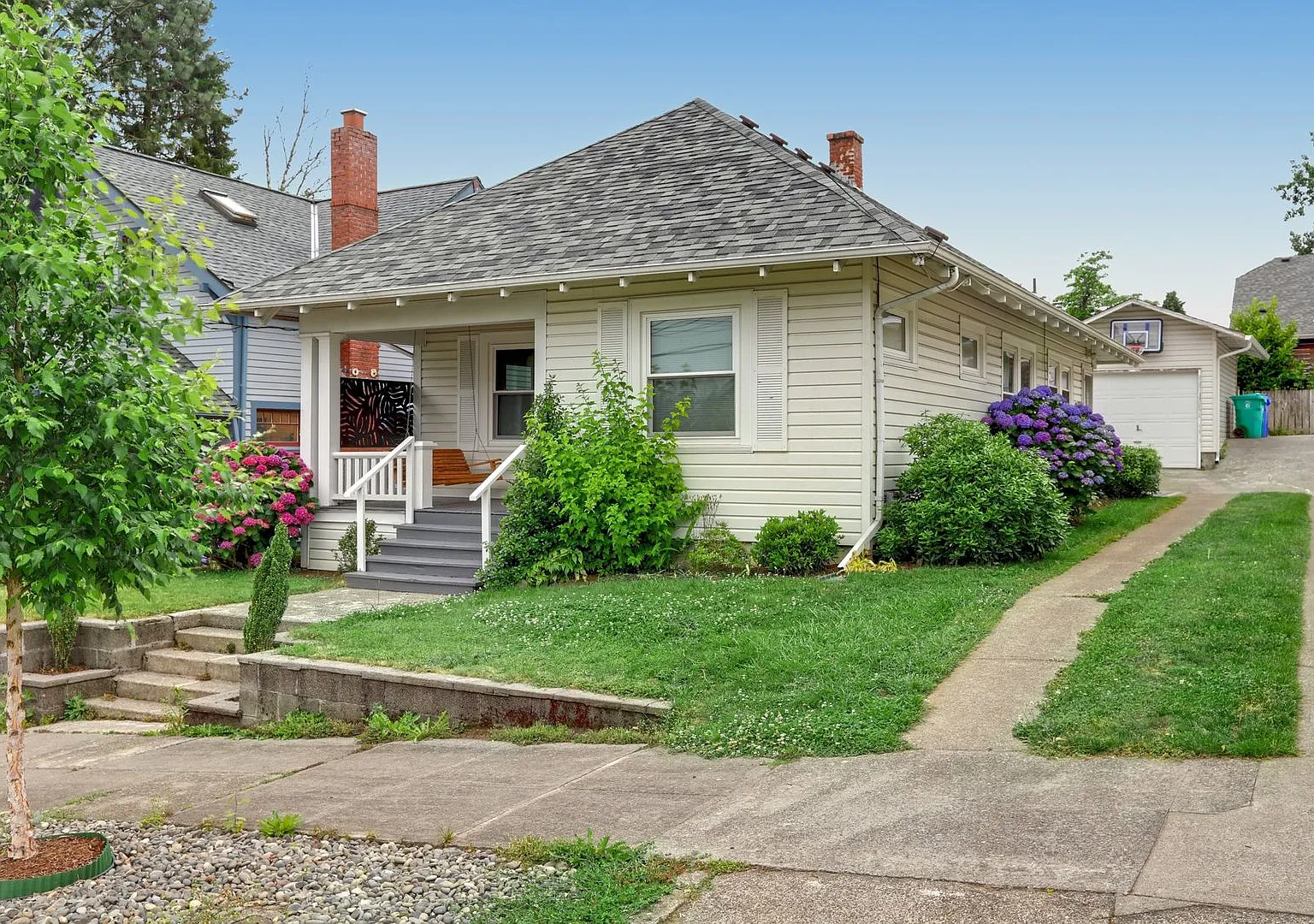Charming 1920 Bungalow in Incredible Laurelhurst Location! — Photo 2