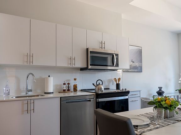 4th image of 80 Bond St E