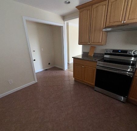 3rd image of 220 Dumbarton Ave #220