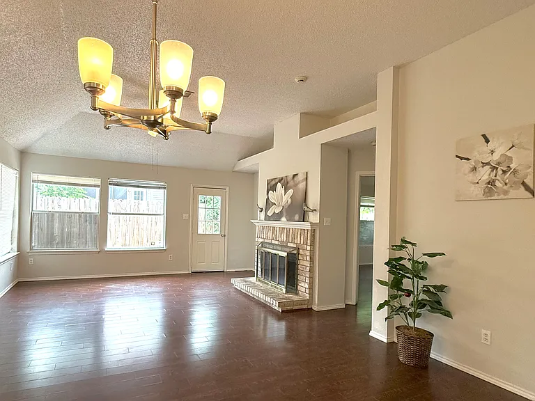 6912 Hickory Crk — Photo 1