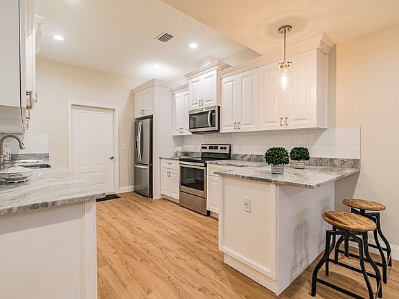 4th image of 5605 S Lynwood Ave