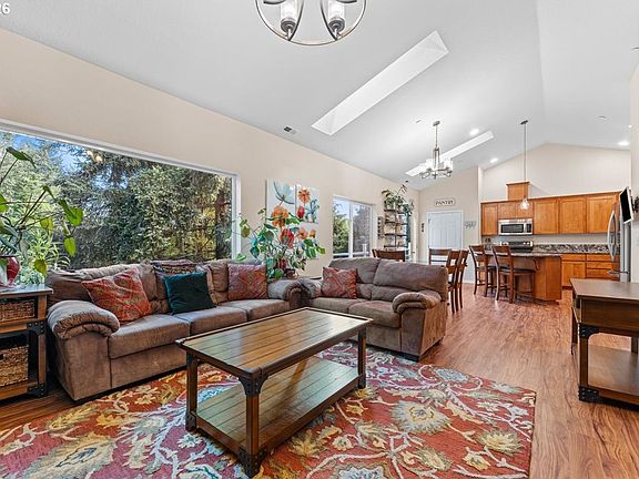 3rd image of 439 SE Cedar Creek Ln