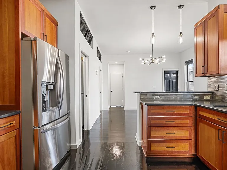27 Smith Pl — Photo 2