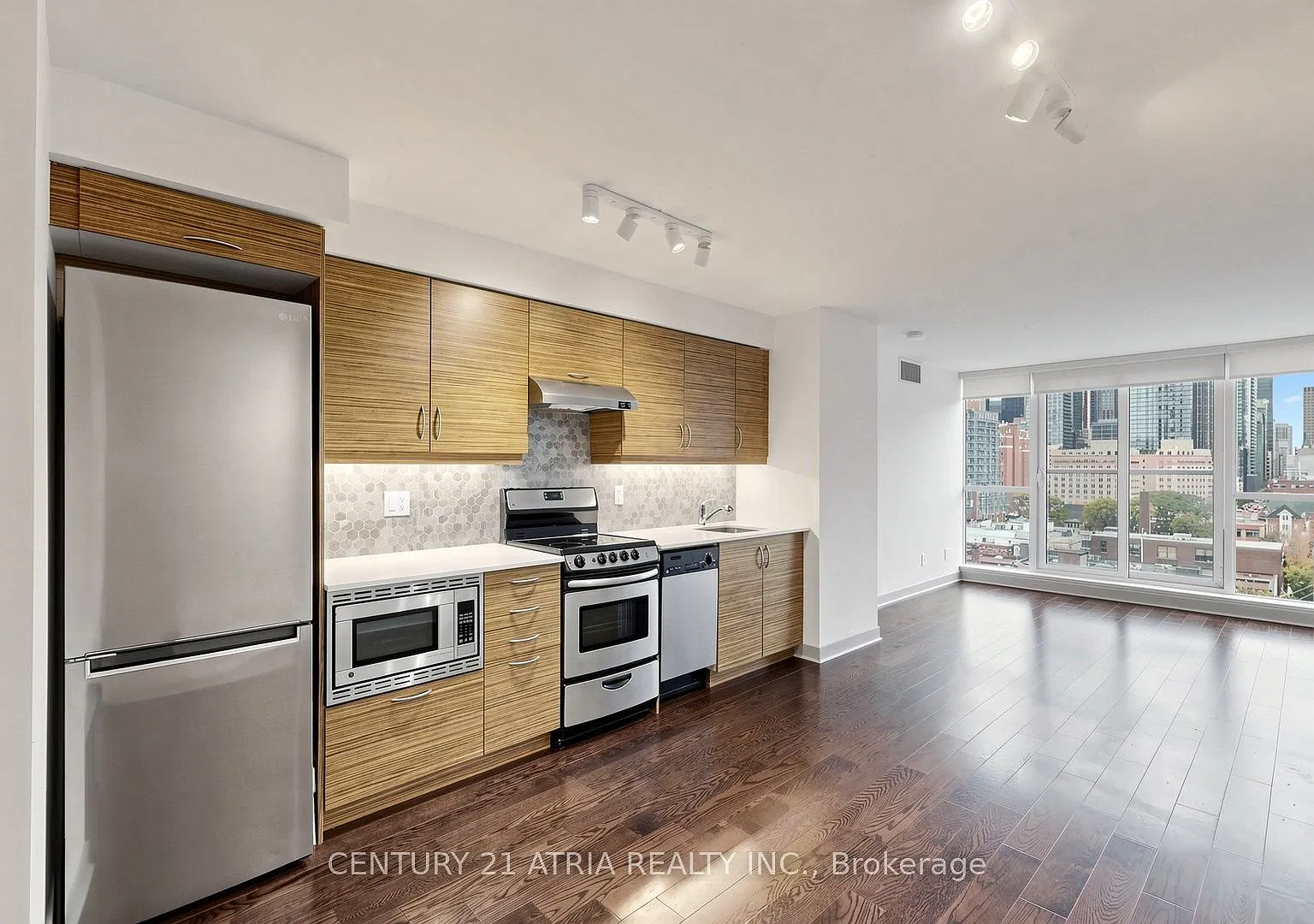 320 Richmond St E — Photo 4