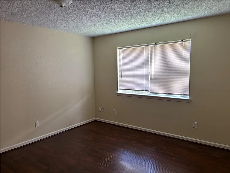 11427 Mulholland Dr — Photo 22
