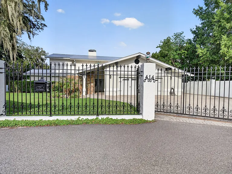 414 Somerset Dr — Photo 2
