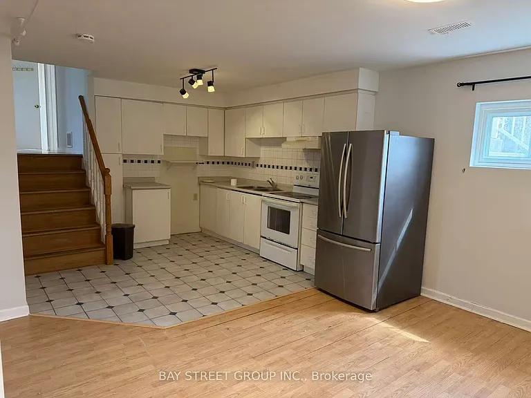 395 Loretta Cres #BACK — Photo 5