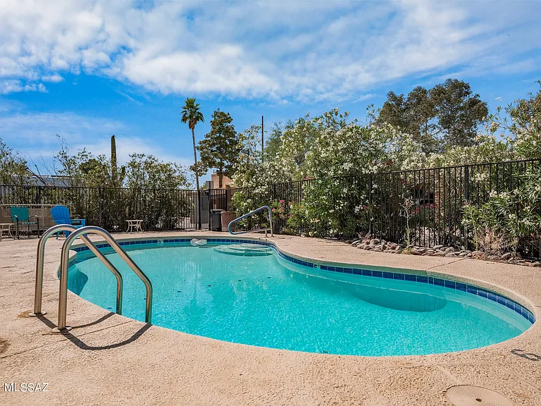 1341 E Ellis Dr — Photo 2