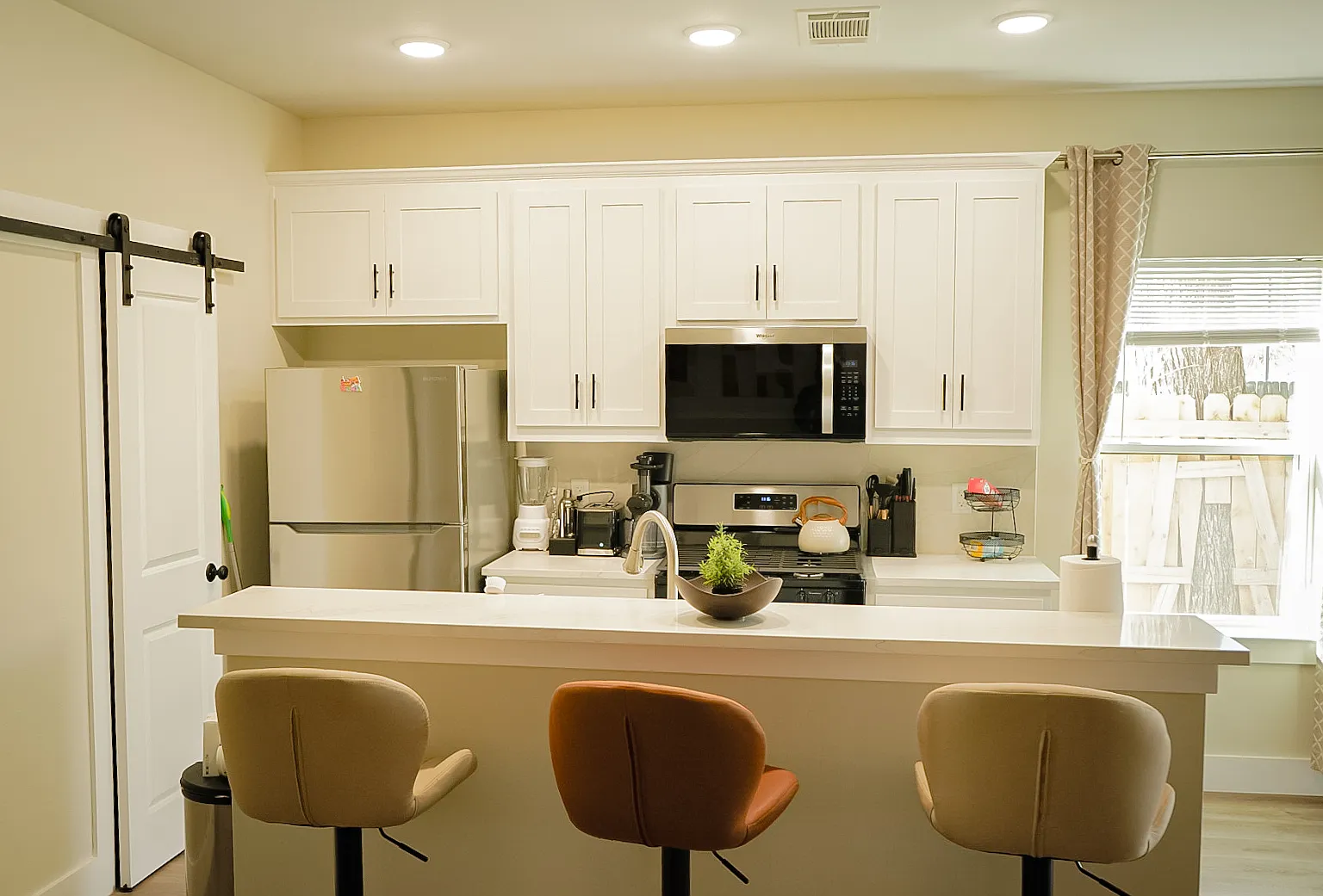 3 bed, 2.5 bath, 1700 sqft, $4,000 — Photo 3