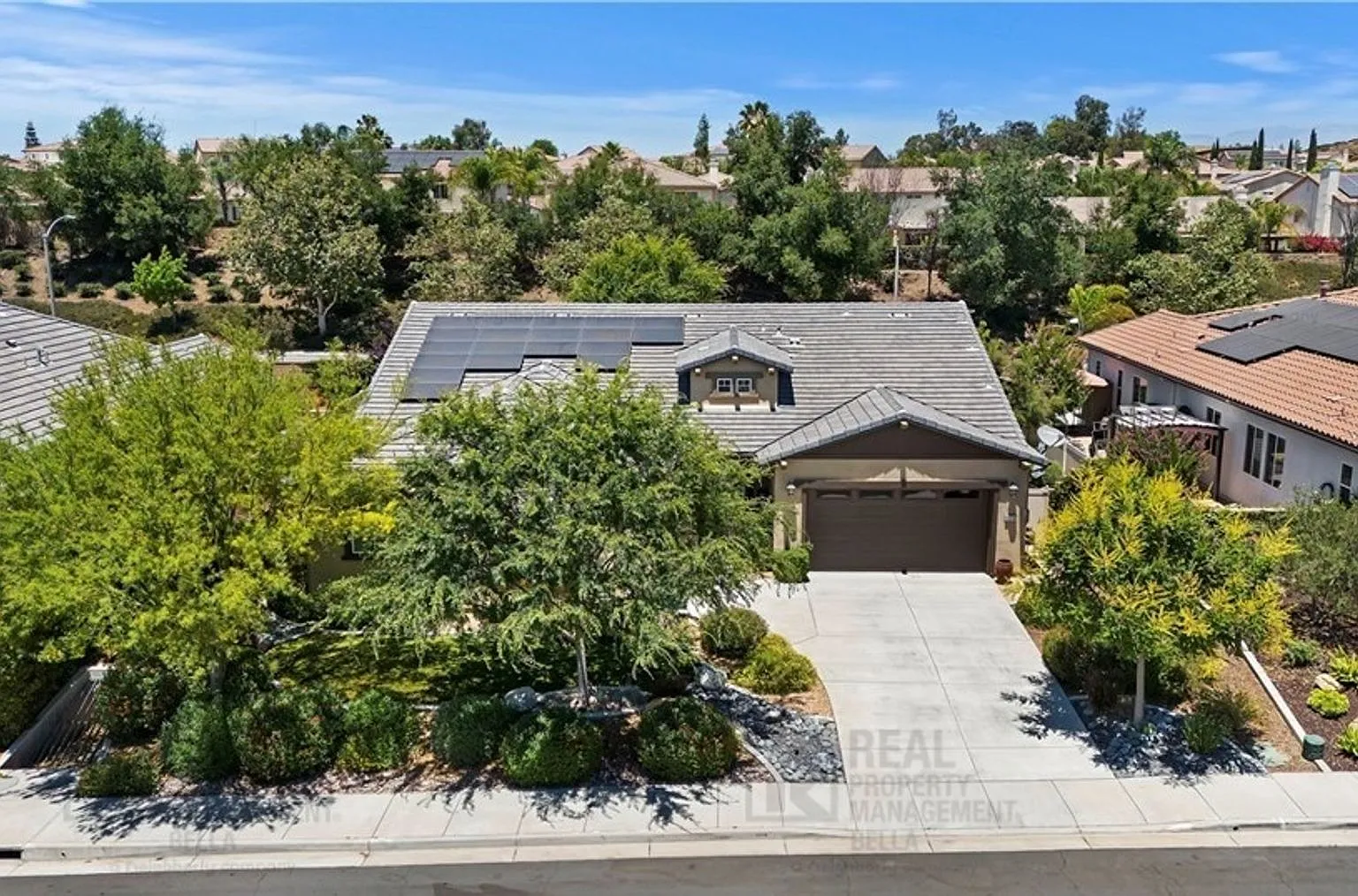 Beautiful Winchester Home with Open Floor Plan, Office & Solar — Photo 4
