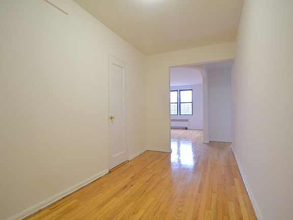 River Hill Gardens - Foyer - M83-03E