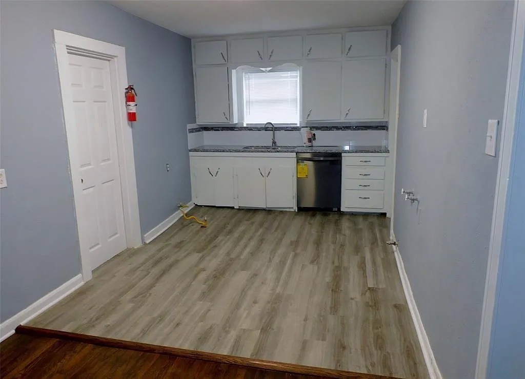 3 bed, 2.0 bath, 1352 sqft, $1,599 — Photo 2