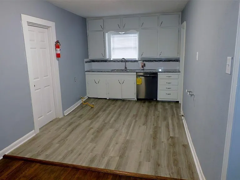 816 Avenue A — Photo 2