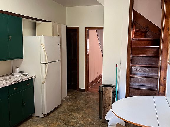 3rd image of 816 W 9th St