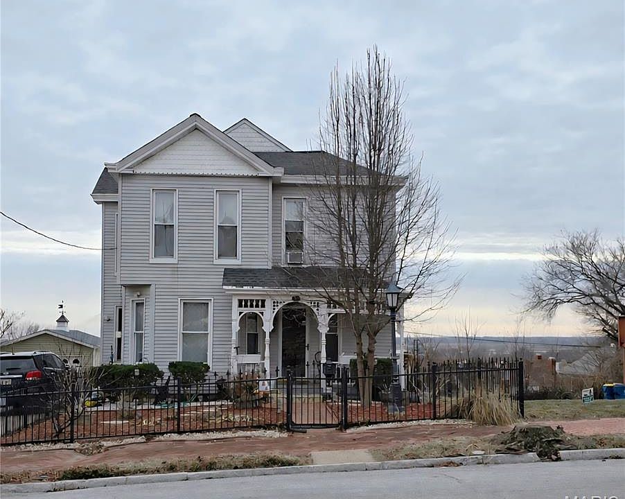 1st image of 437 E 4th St