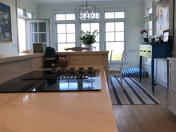 3rd image of 208 Sound Side Dr