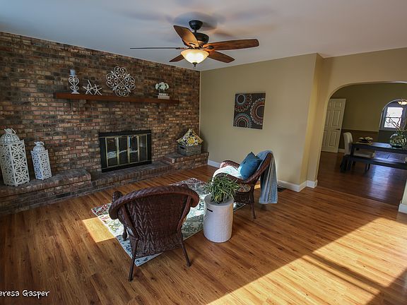 2nd image of 637 Oak St