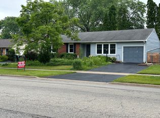 1517 N Kennicott Ave, Arlington Heights, IL 60004