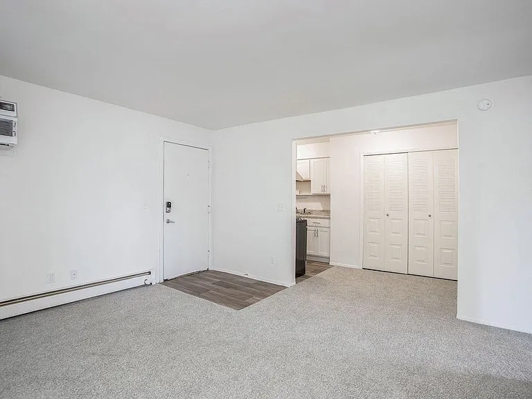 Fairlane Apartments — Photo 22